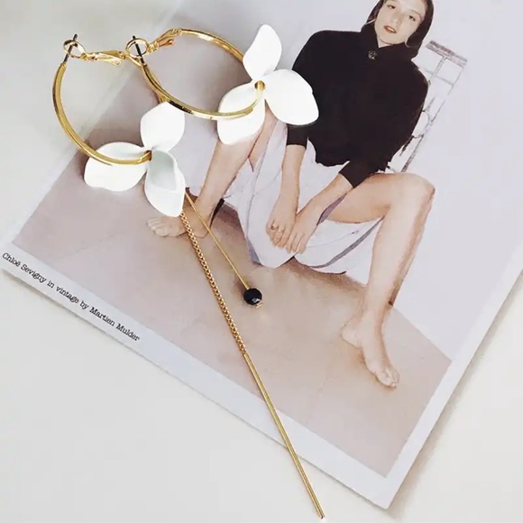 $12 NEW Unbranded Elegant White Flower Asymmetric Earrings - Picture 4 of 4